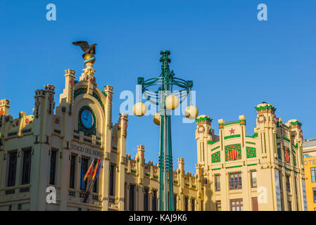 La gare ferroviaire de Valence, vue sur les détails architecturaux de style moderniste du toit de la Estacion del Norte, Valence, Espagne. Banque D'Images