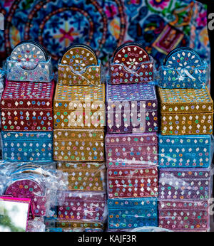 Joliment décorées de petites boîtes détenus pour la vente dans un magasin. Banque D'Images