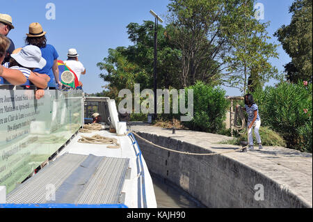 Passage d'un verrou de fonserannes sur le canal du midi près de Béziers par un navire de croisière Banque D'Images