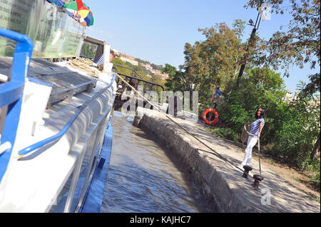 Passage d'un verrou de fonserannes sur le canal du midi près de Béziers par un navire de croisière Banque D'Images