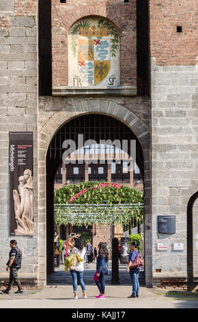 Un groupe prendre une photo à l'aide d'un bâton selfies en face du château Sforzesco de Milan, Lombardie, Italie Banque D'Images