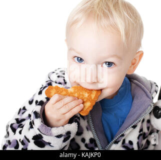 Mignon petit garçon avec son ours en peluche de manger un cookie isolé sur fond blanc Banque D'Images