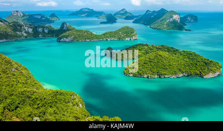 Groupe d'îles tropicales à Ang Thong National Marine Park, la Thaïlande. Vue d'en haut Banque D'Images