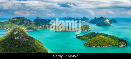 Groupe d'îles tropicales à Ang Thong National Marine Park, la Thaïlande. Vue d'en haut. Paysage panoramique. Banque D'Images