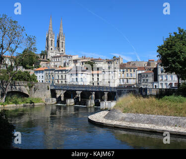 Une vue sur la ville historique de Niort et à l'église St André, sur la Sèvre Niortaise River, dans les Deux-Sèvres à l'ouest de la France. Banque D'Images