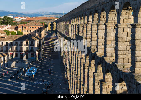 Segovia, Ségovie, province de Castille et León, Espagne. l'aqueduc romain qui date du 1er ou 2ème ANNONCE de siècle. La vieille ville de Ségovie et son un Banque D'Images