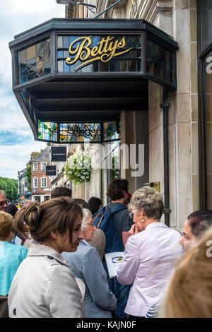 La queue pour les salons de thé bettys cafe, york Banque D'Images