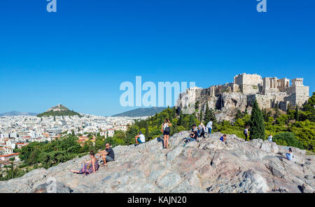 Sur l'Acropole et la ville d'aréopage Hill avec le Mont Lycabette (Lykavittos Hill) dans la distance, Athènes, Grèce Banque D'Images