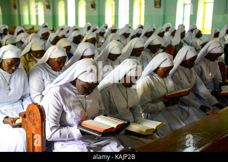 TANZANIE Bukoba, retraite des Sœurs de l'ordre de soeur Sainte-Thérèse, nonnes en robe blanche pendant la lecture de masse de la bible Banque D'Images