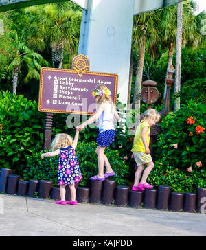 Les enfants marcher sur les murs en bois en Floride USA Banque D'Images