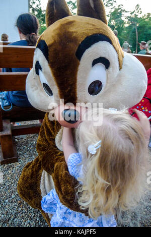 Petite fille rencontre et serrant l'une des tamias dans Disney, Florida, USA Banque D'Images