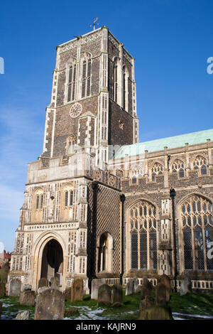 L'église de St Edmund, Southwold, Suffolk, Angleterre, contre un ciel bleu. Banque D'Images