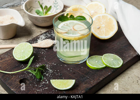 Limonade Fraîche au citron, citron vert, gingembre et menthe Banque D'Images