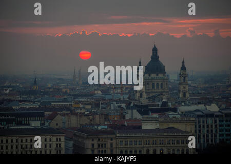 Budapest, Hongrie - la célèbre basilique Saint-Étienne avec un lever de soleil rouge dans la ville de Budapest Banque D'Images