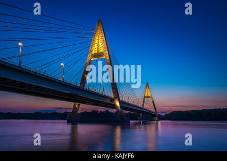 Budapest, Hongrie - le pont éclairé de Megyeri sur le Danube à l'heure bleue avec un ciel clair coloré Banque D'Images