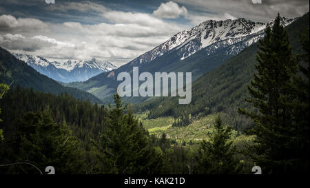 Vue depuis la vallée du ruisseau leckie vers les plages de Bendor et Dickson (south chilcotin Mountain park, British Columbia, canada). Banque D'Images