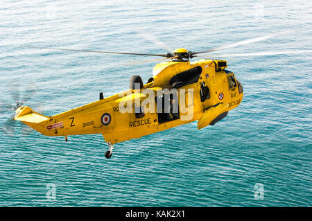 Sauvetage en falaise réelles par Recherche et sauvetage de la RAF Helicoter Sea King à la plage de Meadfoot, Torquay, Devon, UK Banque D'Images