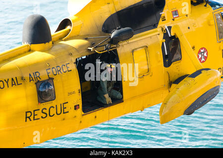 Sauvetage en falaise réelles par Recherche et sauvetage de la RAF Helicoter Sea King à la plage de Meadfoot, Torquay, Devon, UK Banque D'Images