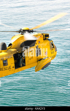 Sauvetage en falaise réelles par Recherche et sauvetage de la RAF Helicoter Sea King à la plage de Meadfoot, Torquay, Devon, UK Banque D'Images