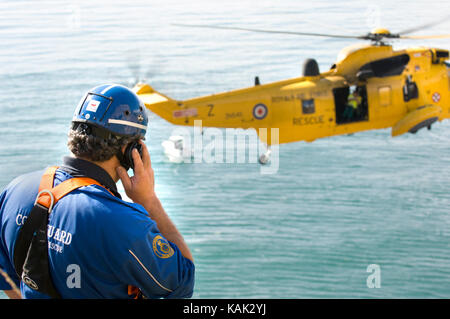 Sauvetage en falaise réelles par Recherche et sauvetage de la RAF Helicoter Sea King à la plage de Meadfoot, Torquay, Devon, UK Banque D'Images