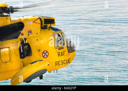 Sauvetage en falaise réelles par Recherche et sauvetage de la RAF Helicoter Sea King à la plage de Meadfoot, Torquay, Devon, UK Banque D'Images