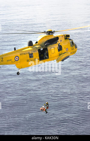 Sauvetage en falaise réelles par Recherche et sauvetage de la RAF Helicoter Sea King à la plage de Meadfoot, Torquay, Devon, UK Banque D'Images