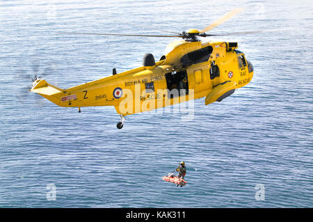 Sauvetage en falaise réelles par Recherche et sauvetage de la RAF Helicoter Sea King à la plage de Meadfoot, Torquay, Devon, UK Banque D'Images