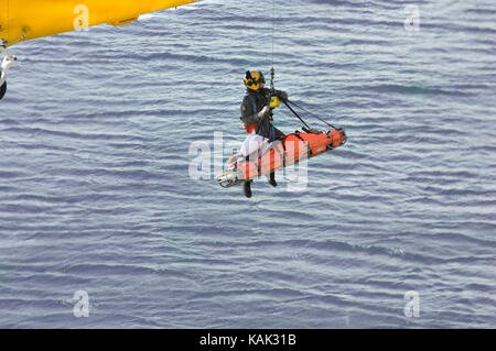 Sauvetage en falaise réelles par Recherche et sauvetage de la RAF Helicoter Sea King à la plage de Meadfoot, Torquay, Devon, UK Banque D'Images