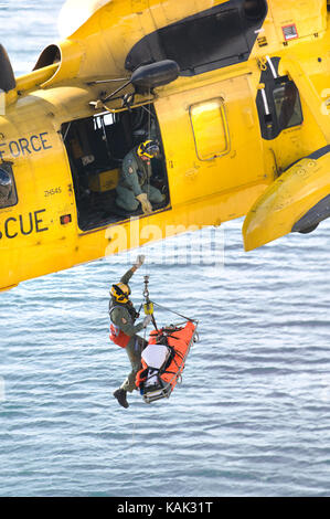 Sauvetage en falaise réelles par recherche et sauvetage de la raf helicoter Sea King à la plage de Meadfoot, Torquay, Devon, UK Banque D'Images