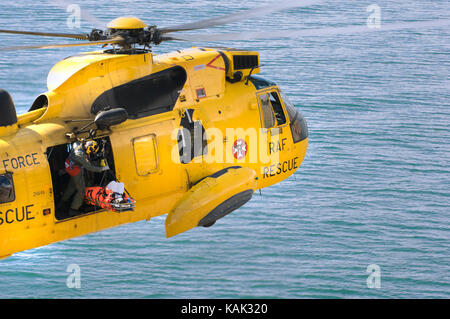 Sauvetage en falaise réelles par Recherche et sauvetage de la RAF Helicoter Sea King à la plage de Meadfoot, Torquay, Devon, UK Banque D'Images