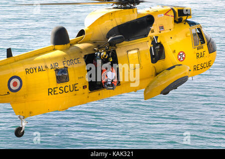 Sauvetage en falaise réelles par Recherche et sauvetage de la RAF Helicoter Sea King à la plage de Meadfoot, Torquay, Devon, UK Banque D'Images