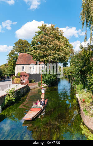 Grande barque sur la rivière Stour au Friars, Canterbury Banque D'Images