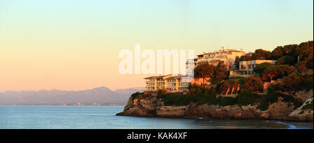 Côte de la mer Méditerranée au lever du soleil. costa dorada resort en espagnol le matin. belle station paysage. Banque D'Images