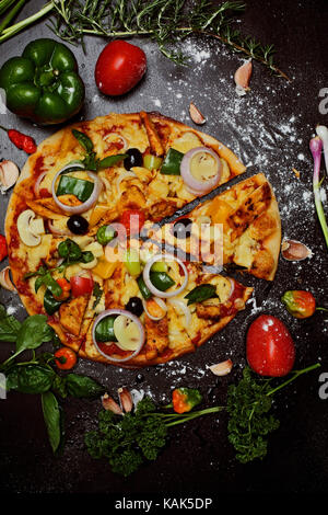 Sauce tomate et, éventuellement, les tomates fraîches (rouge), de mozzarella (blanc) et le basilic (basilic) et a été nommé en l'honneur de la reine Margherita de l'Italie . Banque D'Images