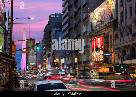 Crépuscule sur l'Avenida Corrientes, avec l'Obélisque en arrière-plan. Buenos Aires, Argentine. Banque D'Images