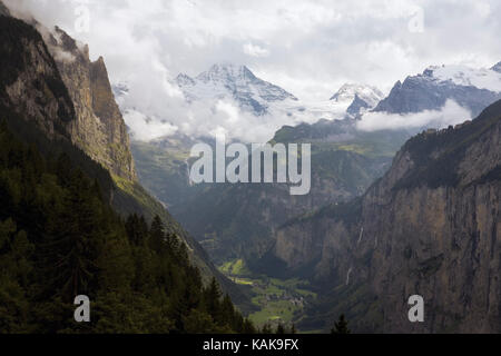 La spectaculaire vallée de Lauterbrunnen avec le Breithorn à la tête de la vallée, de Staubbachbänkli en dessous de Wengen, Oberland bernois, Suisse Banque D'Images