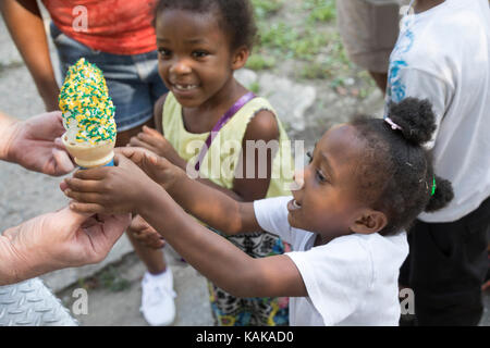 Detroit, Michigan - les enfants obtiennent des cônes de frozen custard à une fête de quartier dans le quartier de Morningside. Banque D'Images