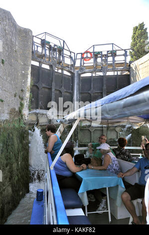 Passage d'un verrou de fonserannes sur le canal du midi près de Béziers par un navire de croisière Banque D'Images