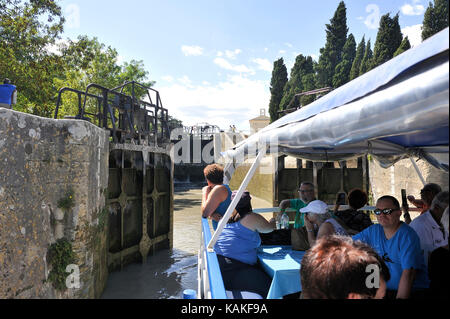 Passage d'un verrou de fonserannes sur le canal du midi près de Béziers par un navire de croisière Banque D'Images