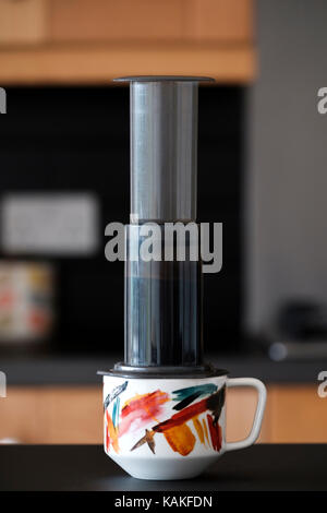 Une cafetière aeropress.inc utilisée pour préparer du café une cuisine domestique Banque D'Images