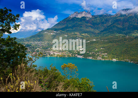 Vue de la magnifique lac d'annecy dans les alpes françaises Banque D'Images