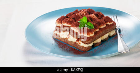 Tiramisu italien traditionnel, dessert sur assiette Banque D'Images