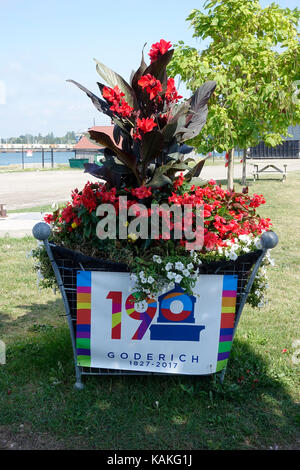 Un affichage floral coloré célébrant la ville de Goderich en Ontario il y a 190 ans de fondation d'un port sur le lac Huron, Ontario Canada Banque D'Images