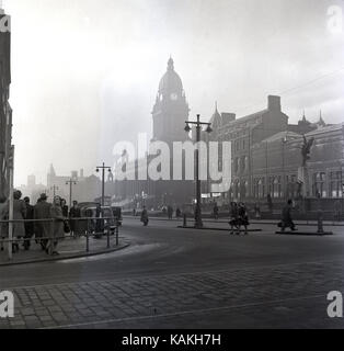 Historique Au début des années 1950, photo by Allan en argent comptant, une vue sur la célèbre rue, Headrow, Leeds, Angleterre, RU, avec la tour du grand hôtel de ville au loin. Banque D'Images