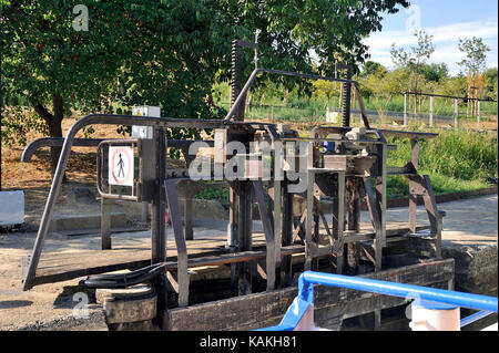 Passage d'un verrou de fonserannes sur le canal du midi près de Béziers par un navire de croisière Banque D'Images