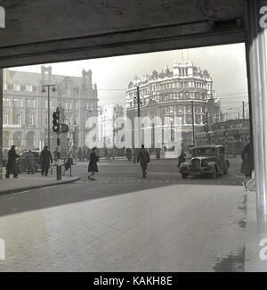 Début des années 50, vue historique du centre-ville de Leeds montrant l'activité générale et double-decker les trams. La Standard Life Assurance bâtiments dans la distance accueilli de nombreuses de l'assurance et les compagnies d'assurance de la journée et la ville est un grand centre d'industrie de l'assurance. Leeds, West Yorkshire, Angleterre, Royaume-Uni. Banque D'Images