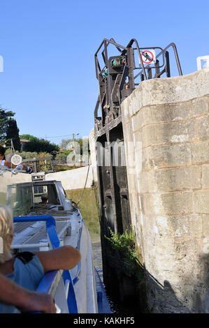 Passage d'un verrou de fonserannes sur le canal du midi près de Béziers par un navire de croisière Banque D'Images