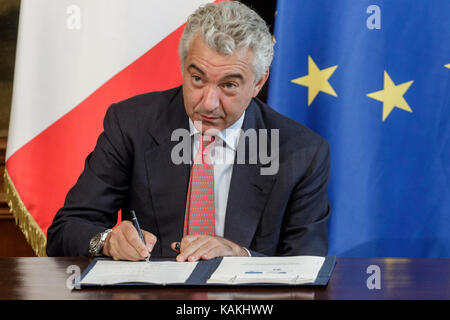 Rome, Italie. 26 sep, 2017. domenico arcuri signe l'accord de développement institutionnel pour 'matera 2019 Capitale européenne de la culture" au Palais Chigi à Rome, Italie Le 26 septembre 2017. crédit : Giuseppe ciccia/pacific press/Alamy live news Banque D'Images