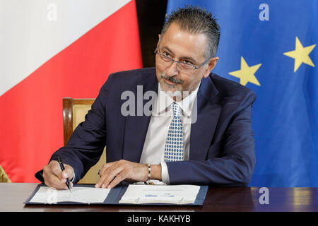 Rome, Italie. 26 sep, 2017. marcello pittella, président de la région Basilicate, signe l'accord de développement institutionnel pour 'matera 2019 Capitale européenne de la culture" au Palais Chigi à Rome, Italie Le 26 septembre 2017. crédit : Giuseppe ciccia/pacific press/Alamy live news Banque D'Images