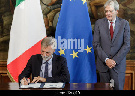 Rome, Italie. 26 sep, 2017. Graziano Delrio, ministre de l'équipement et des transports, signe l'accord de développement institutionnel pour 'matera 2019 Capitale européenne de la culture" au Palais Chigi à Rome, Italie Le 26 septembre 2017. crédit : Giuseppe ciccia/pacific press/Alamy live news Banque D'Images